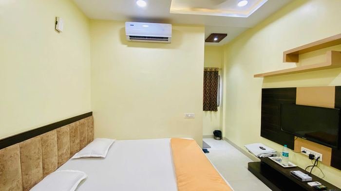 Deluxe double bed room, second view