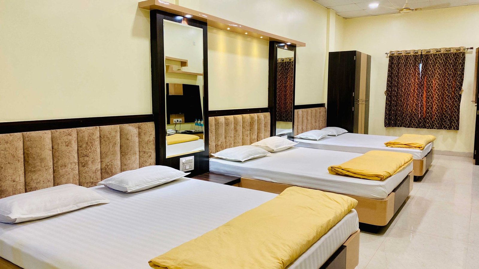 Deluxe Six Bed Room at Hotel Panchavati Palace, view 4