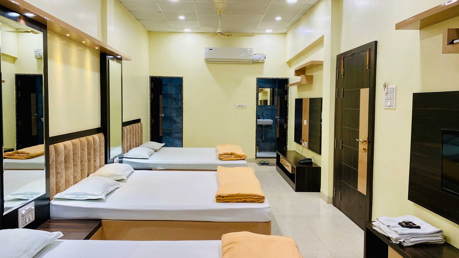 Deluxe Six Bed Room at Hotel Panchavati Palace, view 5