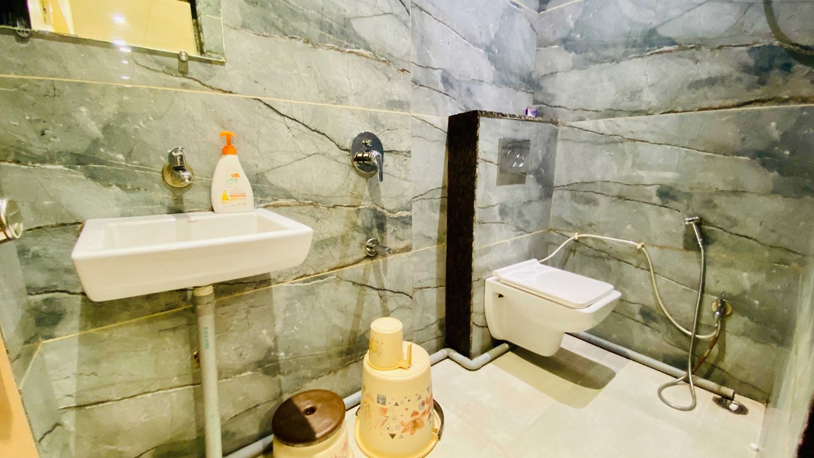 Deluxe Six Bed Room private bathroom
