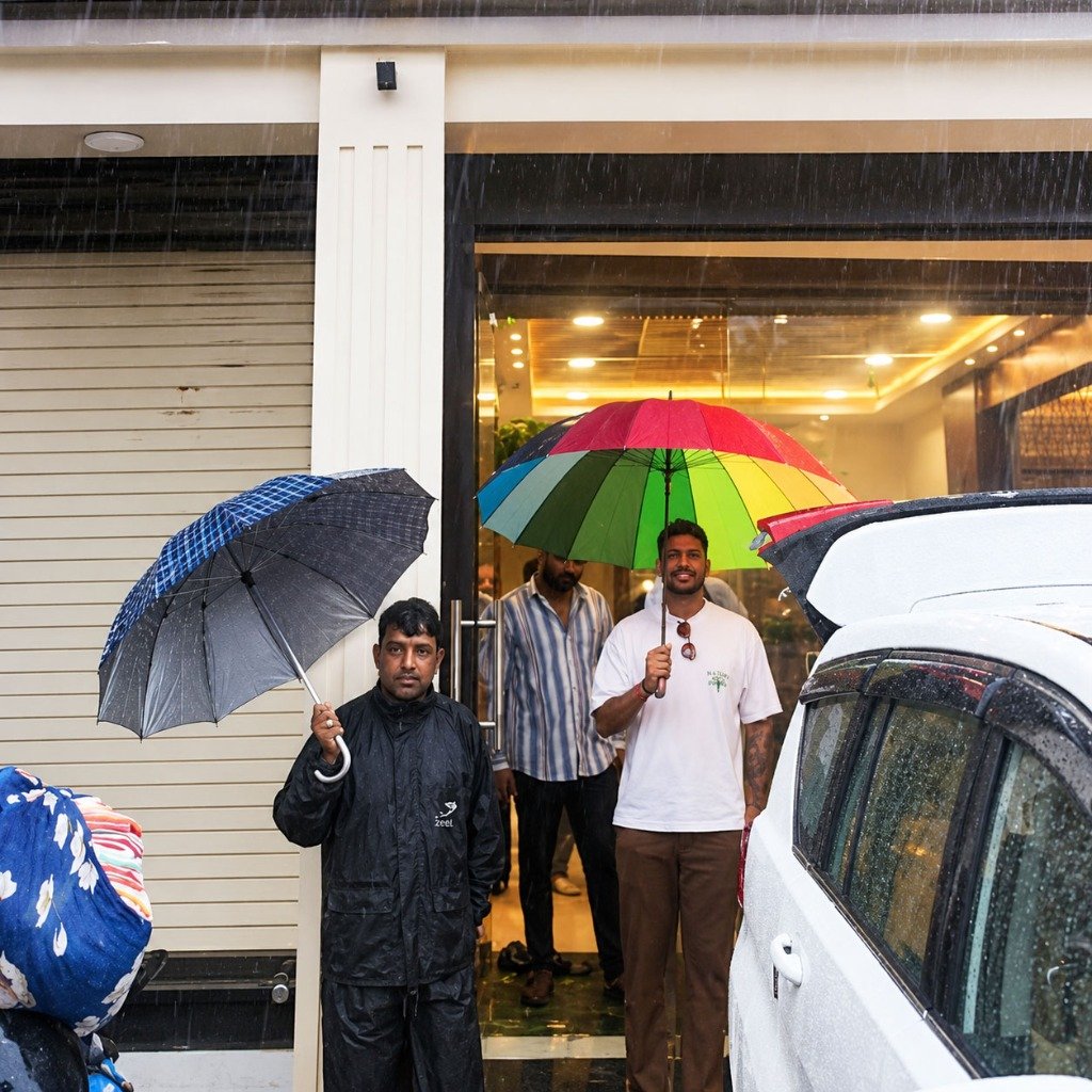 Indian cricketer Umesh Yadav welcomed at Hotel Panchavati Palace entrance, Omkareshwar